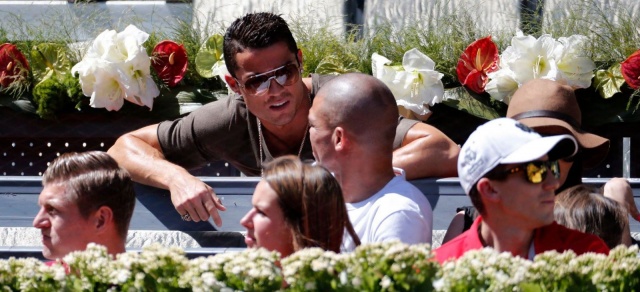 Nadala v Madrid tradicionalno pridejo podpret tudi nogometaši Reala (na sliki Cristiano Ronaldo in Pepe). Španski tenisač je kolegom vrnil uslugo in si na Santiago Bernabéuu ogledal obračun z Valencio, vendar ni bil preveč zadovoljen, saj so galaktiki z remijem zapravili realne možnosti za naslov španskega prvaka.